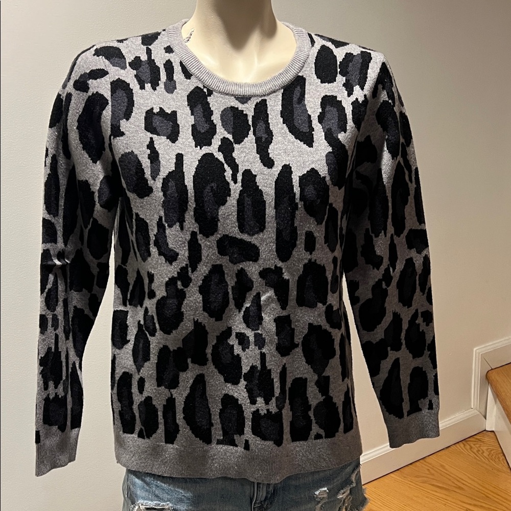 TAHARI ANIMAL PRINT SWEATER